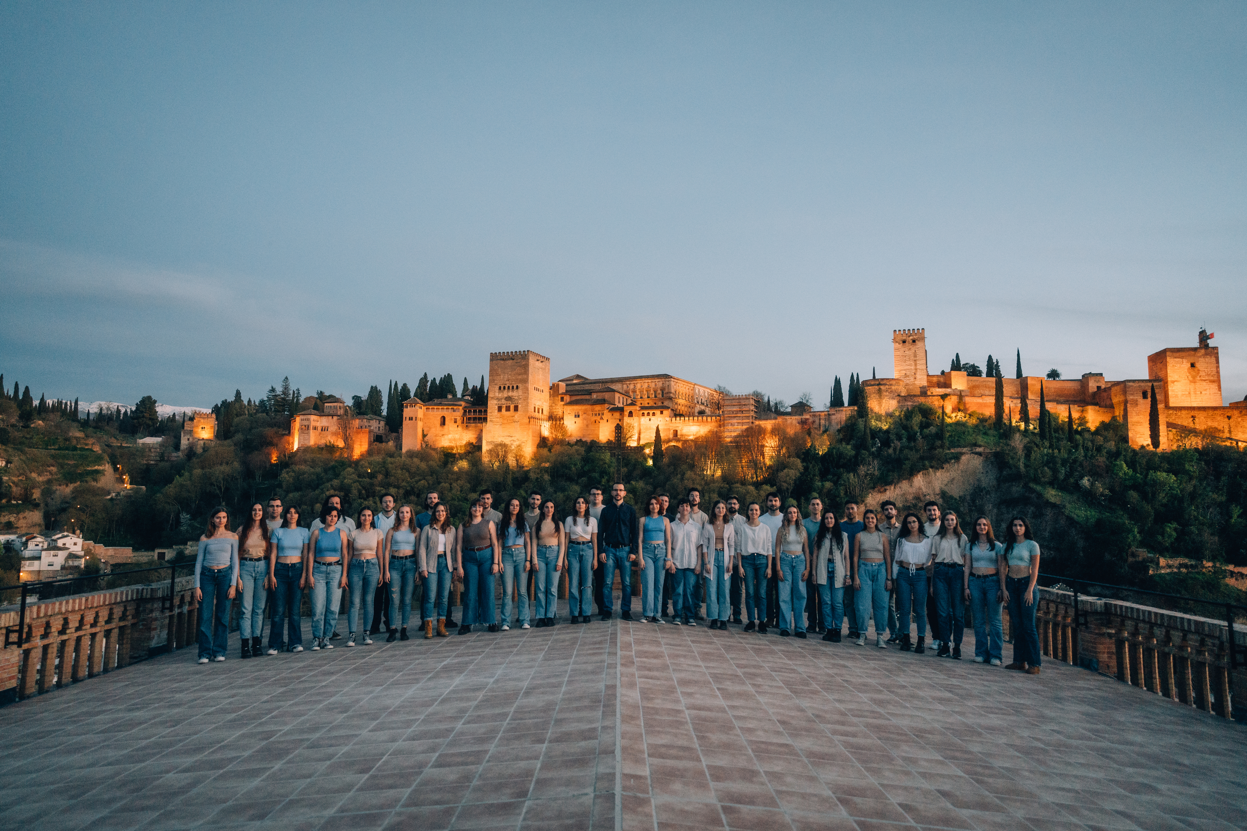 Coro Nubah frente a la Alhambra